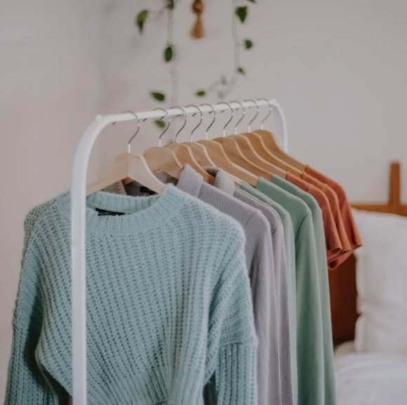 Unlisted clothes show or Bags - Picture 2 of 3